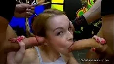 Reproducir Porno con una larga que tiene sexo y va tras follársela analmente