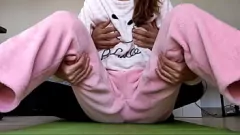 Afspelen De 18-jarige Aziatische stiefzuster met kleine tieten in pyjama wordt nat en geil-echte amateurporno