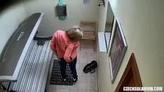 Afspelen Gratis foto's van naakte kutjes, ze zet een masker op als ze pijpt