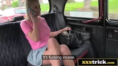 Reproducir La primera vez de la rubia británica con la gran polla de un taxista