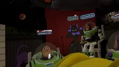 تشغيل فروي الطنانة Lightyear Goes Wild: Toys و Trougasms على خشبة المسرح