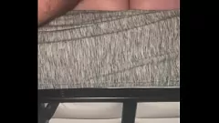 تشغيل كس كوين المبلل وحمار الضيق يتم حرثه