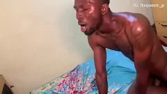 Abspielen Die nasse Muschi von Ebony Teen wird mit dem großen schwarzen Schwanz des Freundes erfüllt