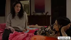 Redă Bruneta busty devine futută de frații TS în lenjerie
