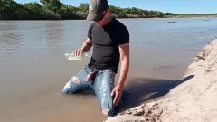 Odtwórz Publiczne sikanie i cumming w dżinsach na Rio Grande