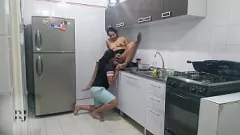 Reproducir Lesbiana MILF se vuelve loca con consolador en la cocina