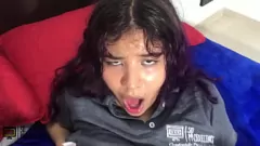 Jouer CUMSHOT sur le cul rond de l'adolescent latin