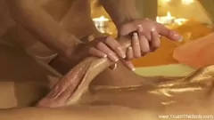 Jouer Le massage à l'huile érotique détend l'amant desi indien avec une grosse bite