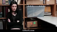 تشغيل تم القبض عليه وهو يسرق مراهقة ومعاقبته بممارسة الجنس العنيف: أثداء صغيرة للهواة الشباب يهيمن عليها الشرطي