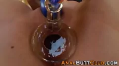 Jouer Sierra Sanders jeu anal avec de gros jouets