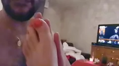 Reproduzir Uma loira européia madura de MILF mostra os pés enquanto faz um boquete desleixado e bebe porra