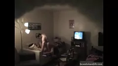 تشغيل امرأة سمراء متسترة يتم القبض عليها وهي تمارس الجنس العنيف مع شخص غريب في فيديو محلي الصنع بواسطة كاميرا تجسس