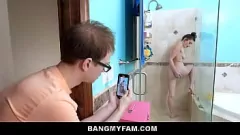 Afspelen Lilly Hall en Mia Taylor in een verboden familietrio: stiefmoeder en stiefzus delen een lul