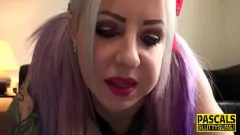 Jouer Une MILF soumise avec des tatouages ​​et du latex se fait baiser la gorge dans un porno réalité hardcore