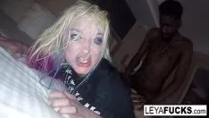 Abspielen Ohnmächtiger Hardcore von einer schwarzen Schlampe mit einem großen Schwanz, der sie hart fickt