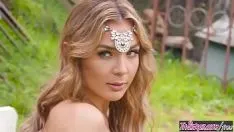 تشغيل المراهقة المثيرة، التي خرجت للنزهة، تضع يدها في فمها