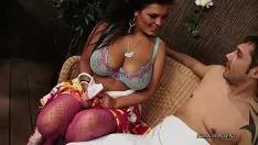 De viezerik in de boot wordt totaal verwend met een sexy MILF