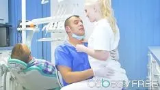 تشغيل الجنس في عيادة الأسنان بين الطبيب والممرضة