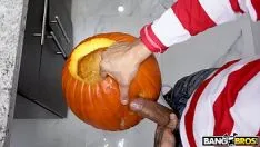 Redă Sex de halloween cu o adolescenta nimfomana