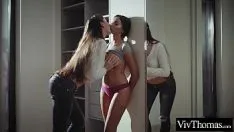 Seksfeestje met twee lesbische brunettes met natte kutjes