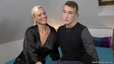 Abspielen Xvideos mit guten 49-jährigen Mädchen, die von einer 18-jährigen Studentin gefickt werden
