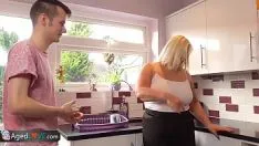 Abspielen Die blonde MILF hat Sex mit ihrem Neffen