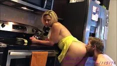 تشغيل Xxx مع جبهة مورو شقراء وهي منتظمة في المطبخ