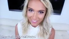 La blonde aux yeux bleus fait l'amour comme une insatiable