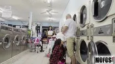 Ele vem tirar as roupas da lavanderia e penetra nos funcionários de lá