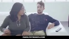 Reproducir Ambos miran con cariño una película porno y su querida hermana les acaricia el pene.