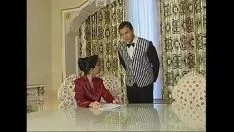 تشغيل امرأة حسنة الأخلاق يمارس الجنس معها من قبل كبير الخدم عندما لا يكون الرجل في المنزل