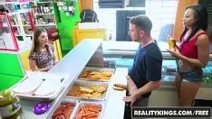 Afspelen Het meisje heeft crackers in de winkel en hij haalt zijn lul tevoorschijn en laat haar pijpen