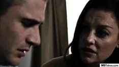 Abspielen Der Landstreicher nimmt einen echten Schwanz oral auf und hat Hardcore-Sex mit ihr