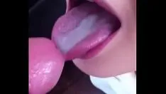 تشغيل عن طريق الفم في حلق المهرج الذي يأخذ المال في الحلق