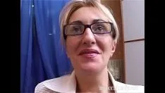 Abspielen Die Freundin aus ihren ersten Teenagerjahren nimmt an xxx-Filmen teil und masturbiert im Videochat