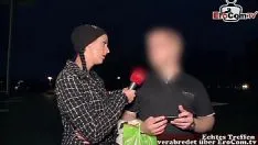 Reproduzir O jornalista faz filmes xxx à noite em público