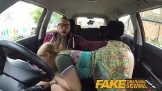 Afspelen Een rij-instructeur neemt de penis van zijn leerling mee in de auto xxx-films