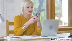 تشغيل رجل يدعو للحضور إلى مكتبها لممارسة الحب