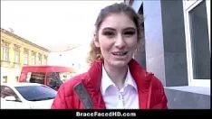 Redă A facut o obsesie pentru studenta de banca