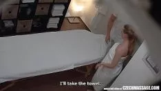 Abspielen XXX-Filme mit Mädchen, in denen die Blondine während der Massage eingedrungen ist