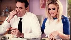 Jouer Films XXX avec des hommes donnant la langue après le dîner