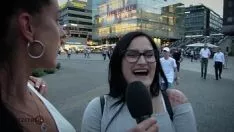 Jouer Filles dans les chattes, des présentateurs de télévision déshabillés ont pénétré sur la chaise