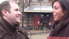 Abspielen Die Oberin holt reiche Touristen ab und nimmt sie mit zum Sex mit dem blonden Dieb