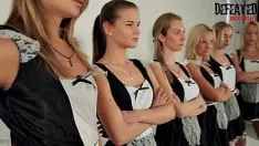 Afspelen Het dameshandbalteam viert feest met groepszelfmasturbatie