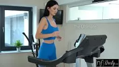 تشغيل ومن لحظة إلى أخرى يصل القضيب مباشرة بين شفتي قروية جميلة مدربة على هذا النوع من الانحرافات