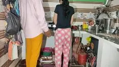 Riproduci Xxx con una milf nella zona cottura scopata mentre cucina