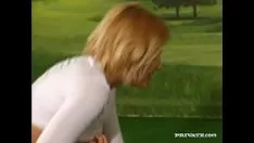Jouer Cette jeune blonde qui se fait baiser par deux hommes a de quoi crier de satisfaction