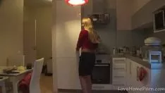 Fille très chaude et grande qui enlève ses vêtements et commence à se masturber