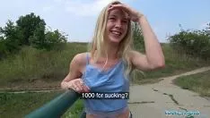 Afspelen Hete en lange blondine doet orale xxx in het bos