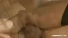 Reproducir Él le masajea el coño con su pene y ella le toca sus hermosos pechos al mismo tiempo.